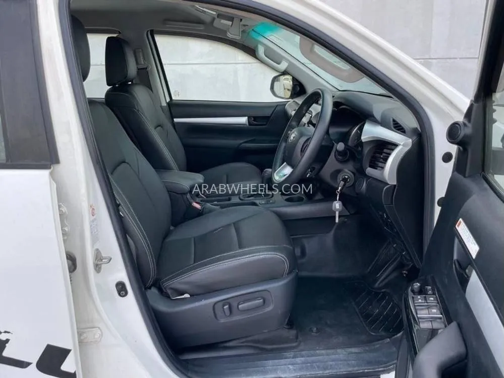 Toyota Hilux 2019 for Sale in Dubai Image-10