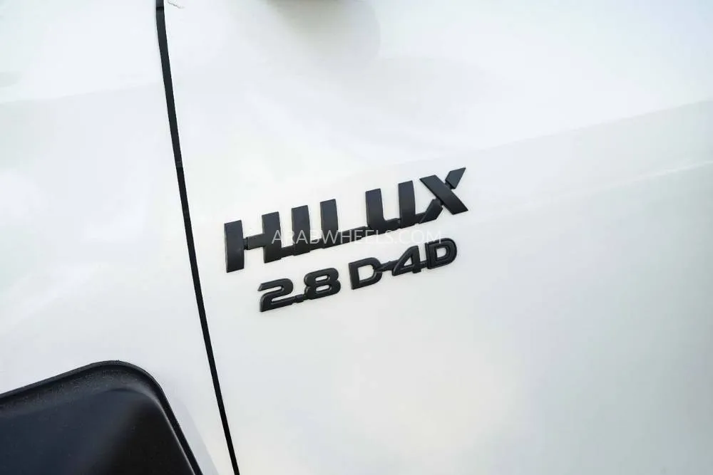 Toyota Hilux 2023 for Sale in Dubai Image-13