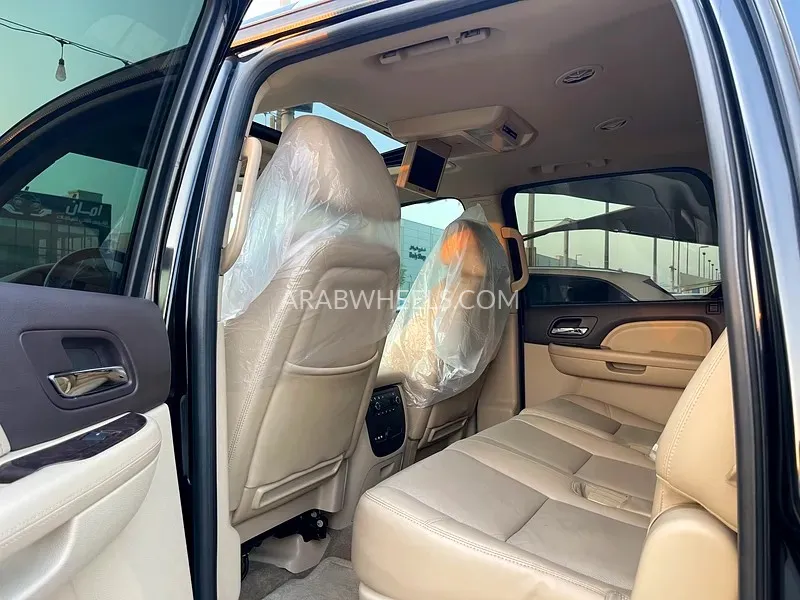 GMC Yukon XL 2012 for Sale in Sharjah Image-12