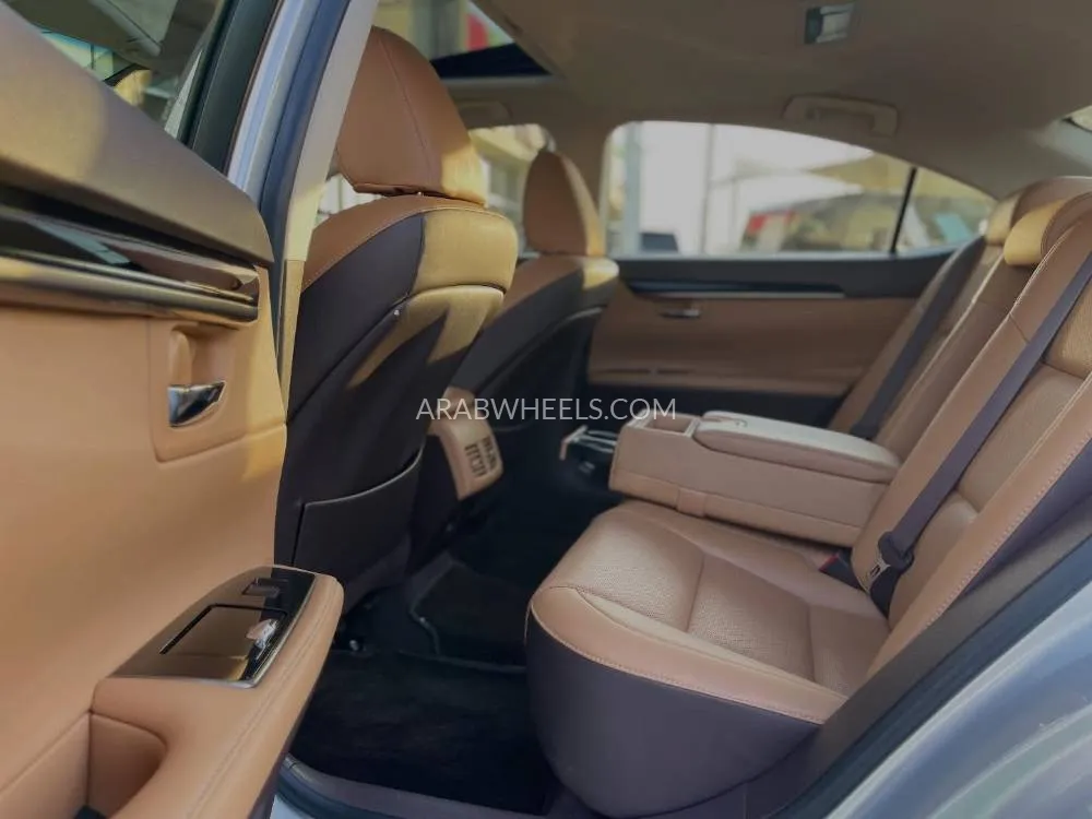 Lexus ES 2018 for Sale in Sharjah Image-7