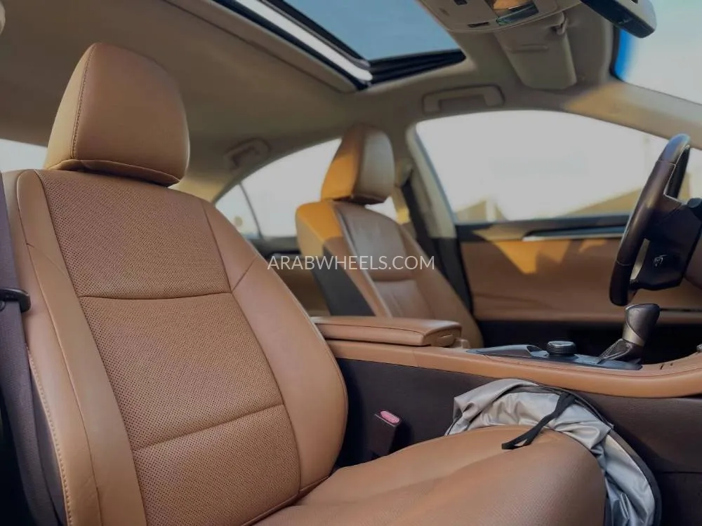 Lexus ES 2018 for Sale in Sharjah Image-9