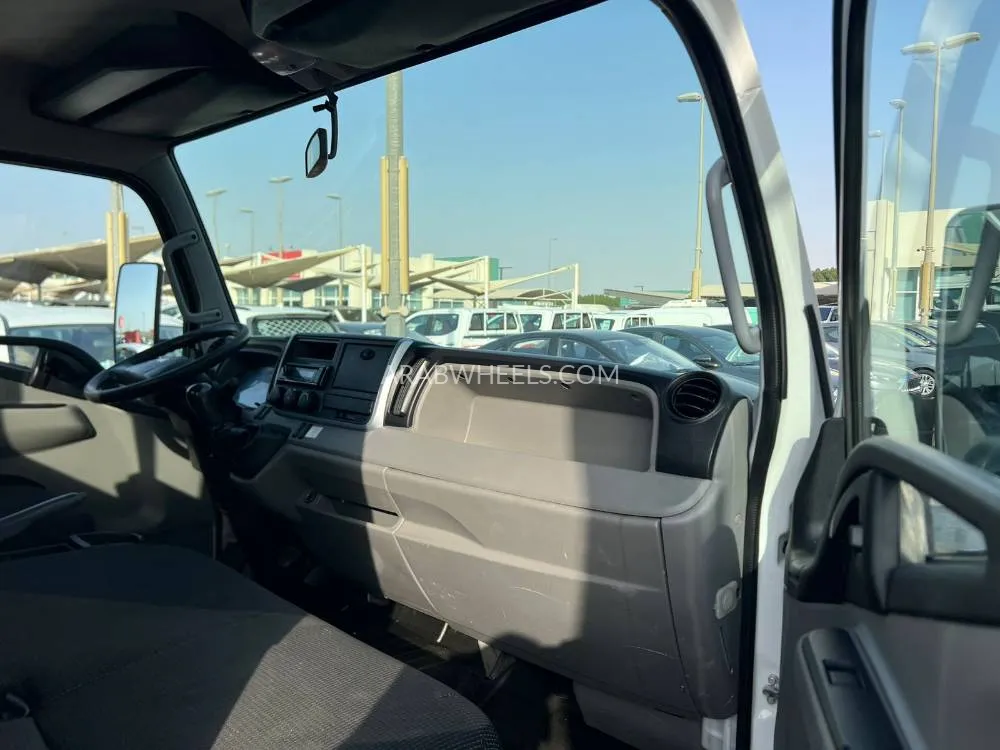 Mitsubishi Fuso 2020 for Sale in Sharjah Image-12