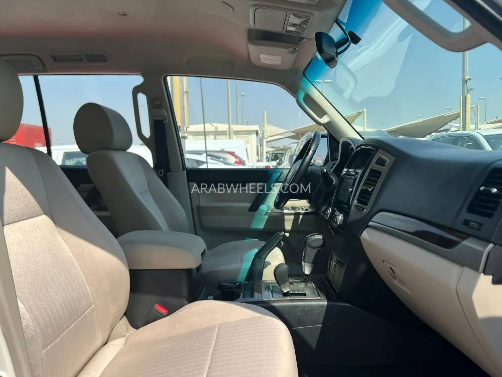 ميتسوبيشي باجيرو 2016 for Sale in الشارقة Image-13