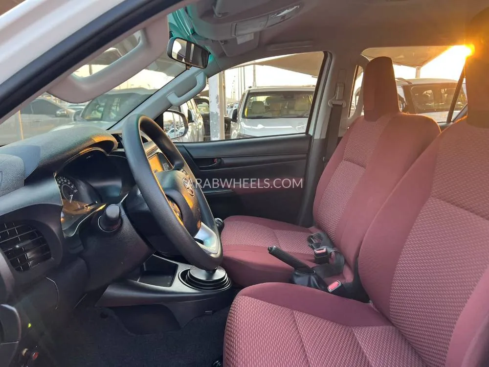 تويوتا هايلوكس 2024 for Sale in الشارقة Image-11