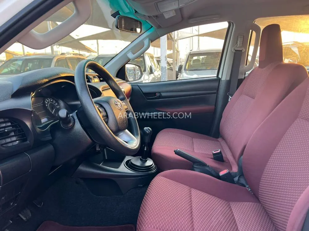 تويوتا هايلوكس 2024 for Sale in الشارقة Image-11