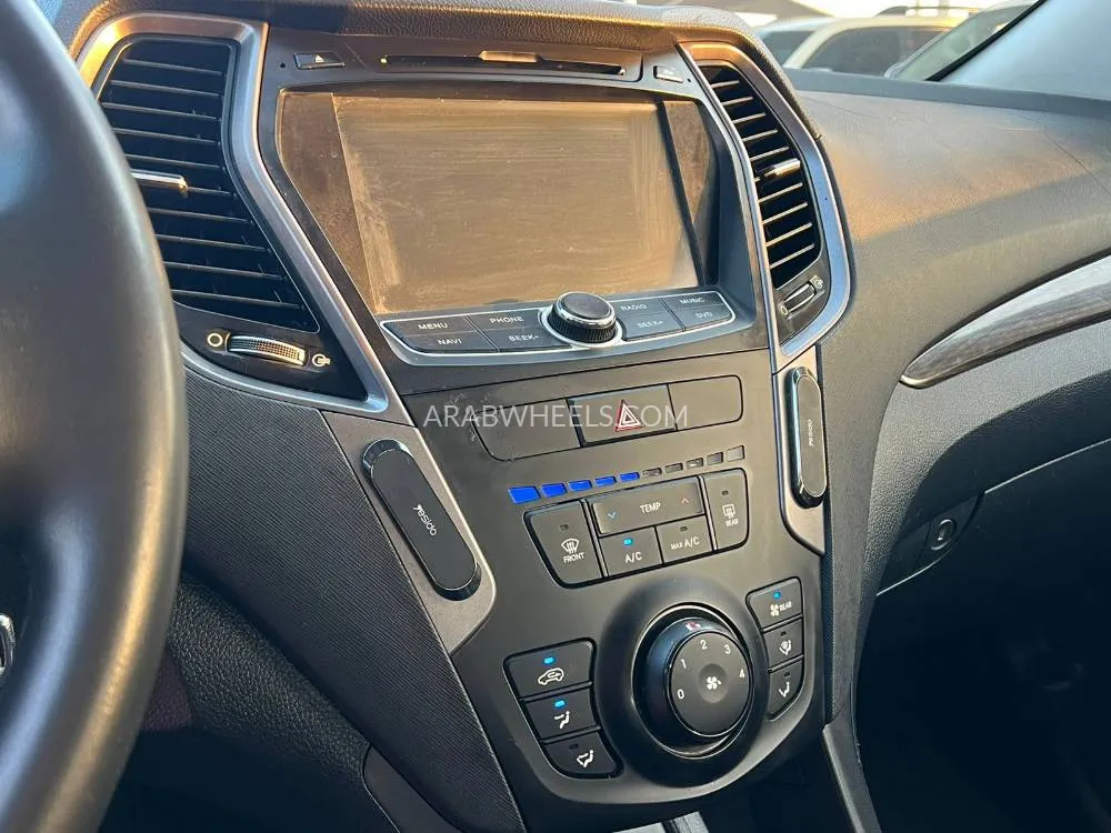 Hyundai Grand Santa Fe 2016 for Sale in Sharjah Image-19