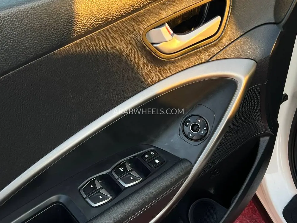 Hyundai Grand Santa Fe 2016 for Sale in Sharjah Image-20