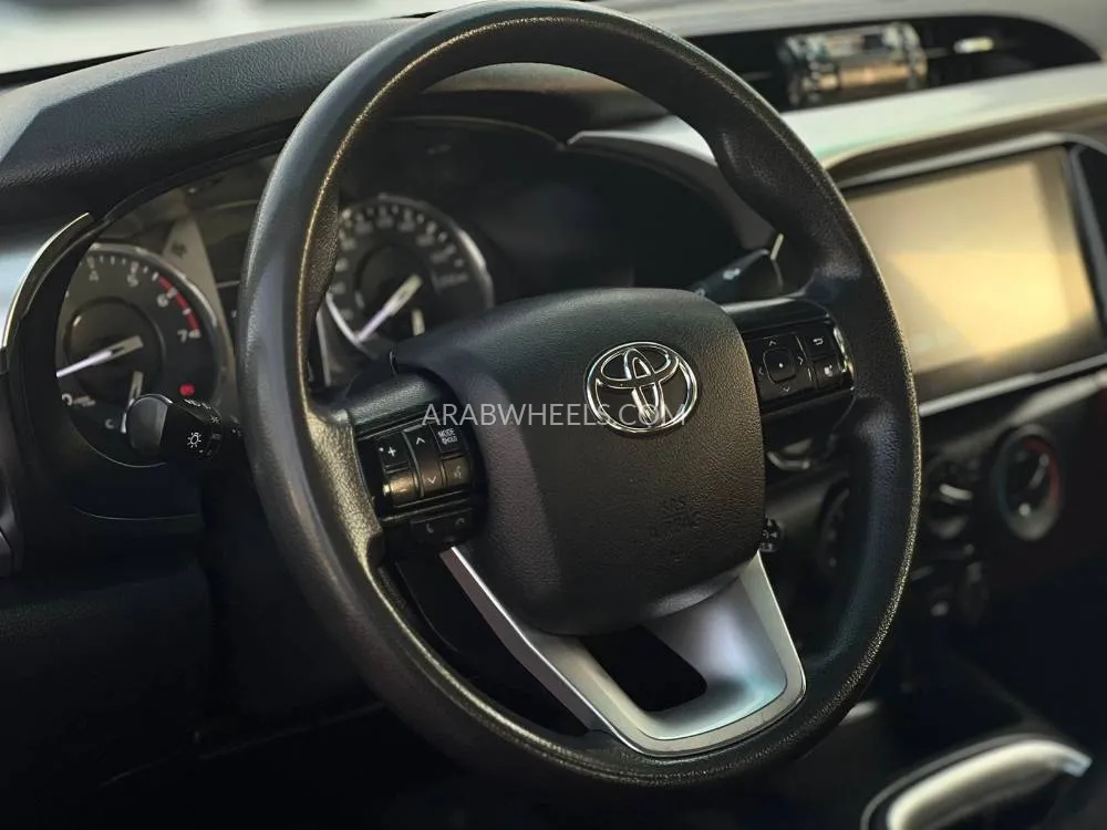 تويوتا هايلوكس 2024 for Sale in الشارقة Image-16