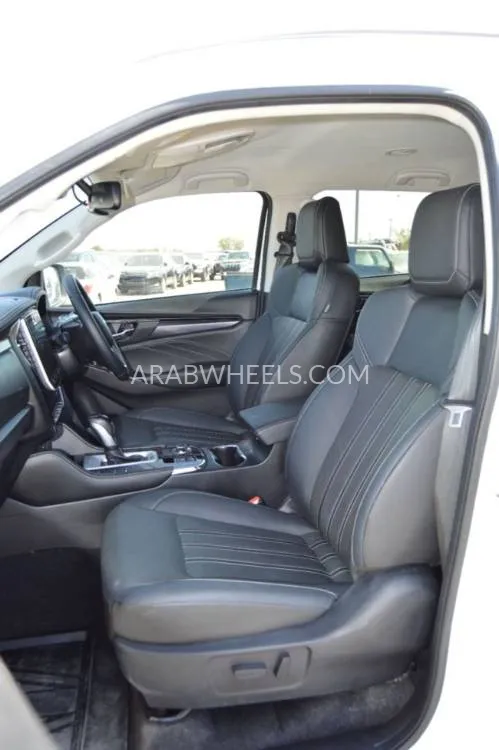 Isuzu Mu-X 2023 for Sale in Dubai Image-12