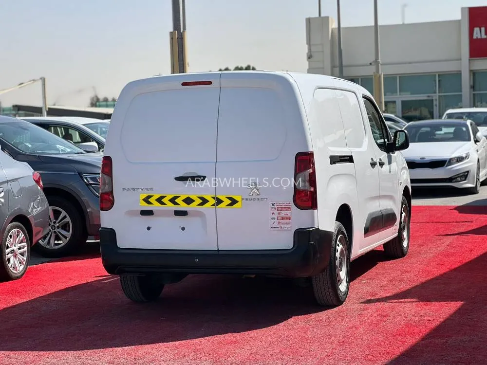 Peugeot Partner 2022 for Sale in Sharjah Image-7
