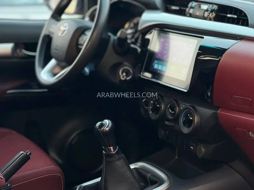 تويوتا هايلوكس 2025 for Sale in الشارقة Image-9