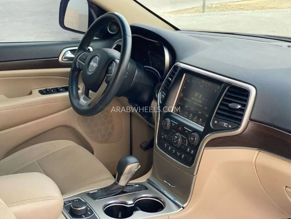 جيب شيروكي 2017 for Sale in الشارقة Image-7