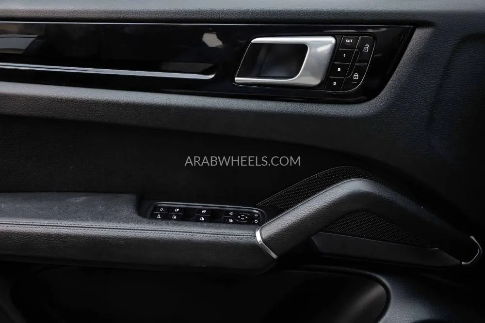Porsche Cayenne 2019 for Sale in Dubai Image-7