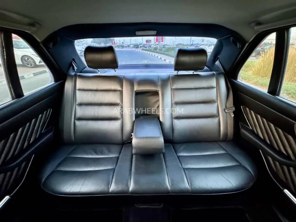 Mercedes Benz 560 1990 for Sale in Dubai Image-12