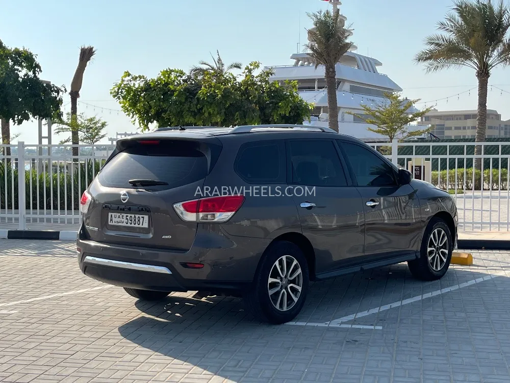 Nissan Pathfinder 2015 for Sale in Umm Al Quwain Image-8