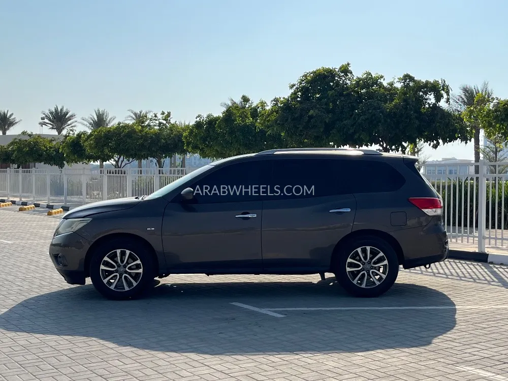 Nissan Pathfinder 2015 for Sale in Umm Al Quwain Image-4
