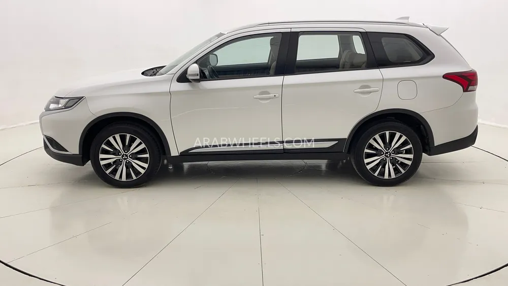 Mitsubishi Outlander 2023 for Sale in Dubai Image-6