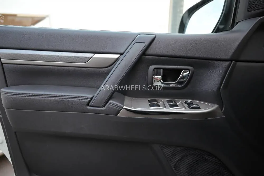 Mitsubishi Pajero 2016 for Sale in Sharjah Image-19