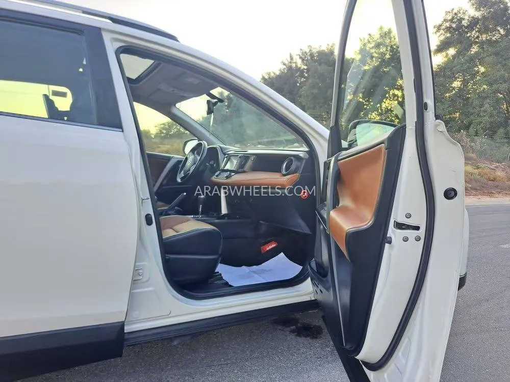 Toyota Rav4 2017 for Sale in Sharjah Image-8