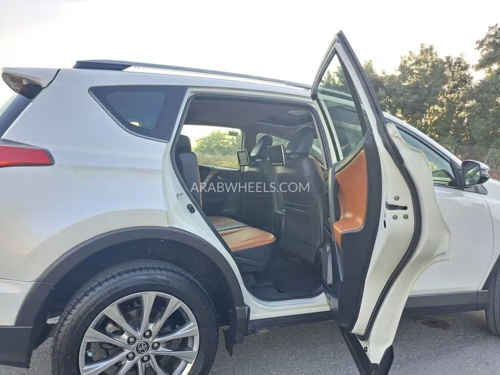 Toyota Rav4 2017 for Sale in Sharjah Image-9