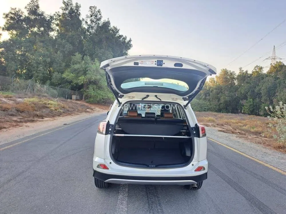 Toyota Rav4 2017 for Sale in Sharjah Image-10