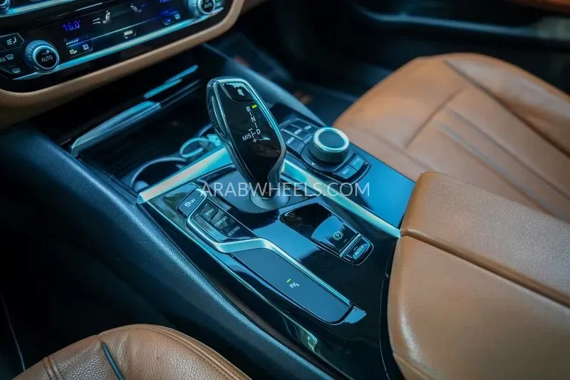 بي إم دبليو الفئة الخامسة 2020 for Sale in الشارقة Image-16