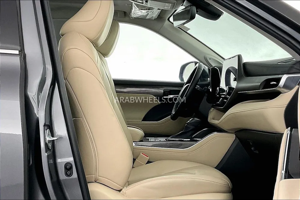 Toyota Highlander 2023 for Sale in Sharjah Image-13