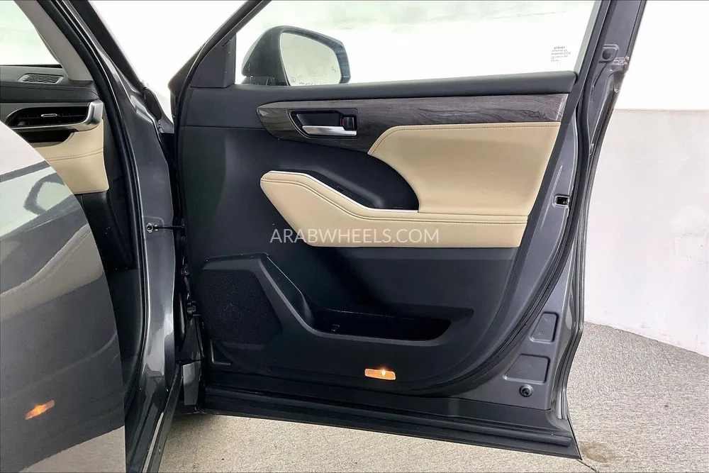 Toyota Highlander 2023 for Sale in Sharjah Image-26