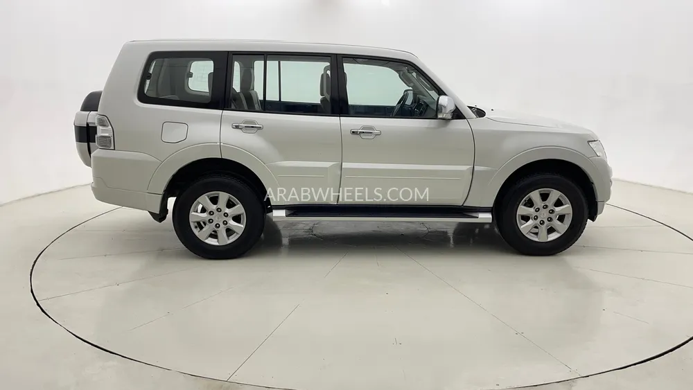 Mitsubishi Pajero 2017 for Sale in Dubai Image-2