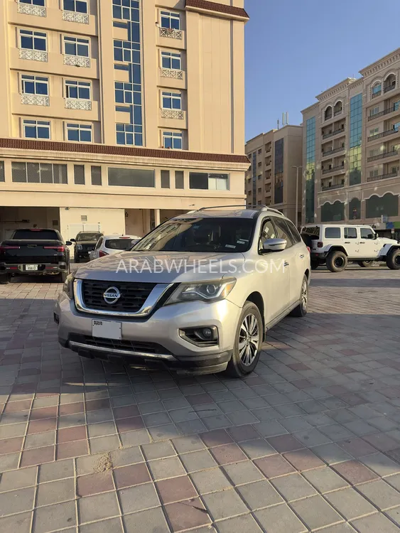 Nissan Pathfinder 2017 for Sale in Sharjah Image-3
