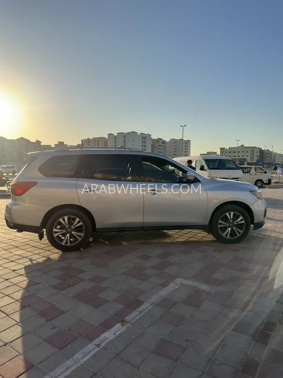 Nissan Pathfinder 2017 for Sale in Sharjah Image-8