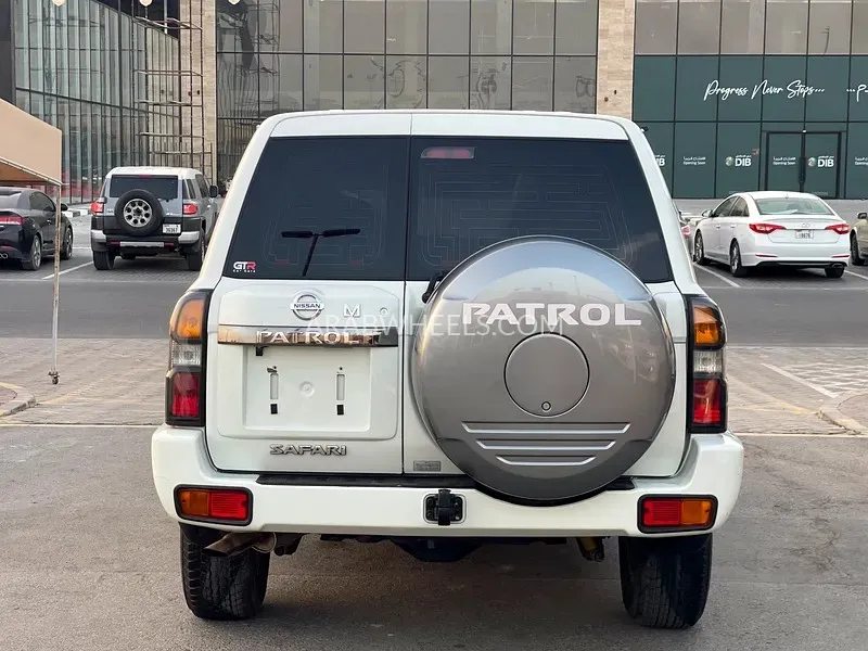 Nissan Patrol 2016 for Sale in Sharjah Image-9