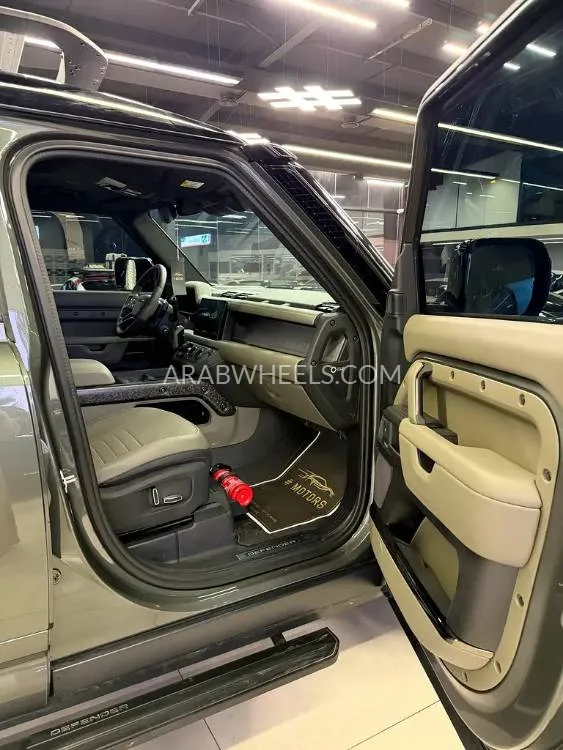 لاند روفر ديفندر 2025 for Sale in دبي Image-11