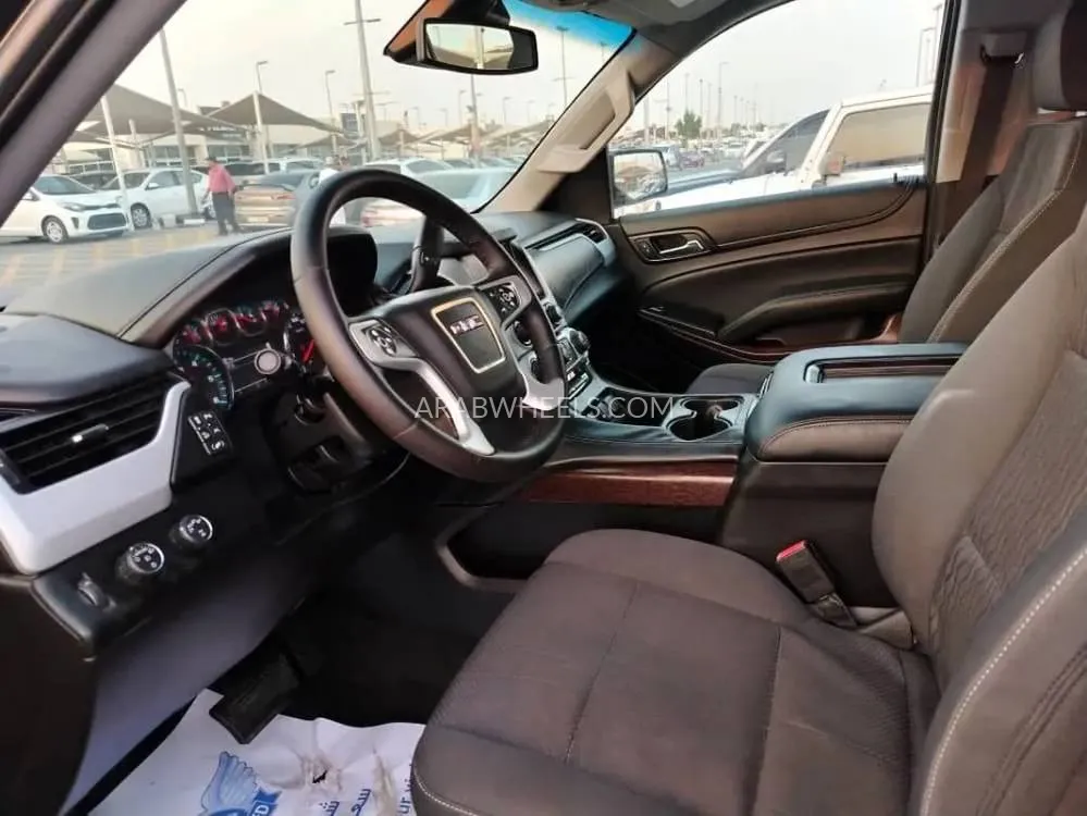 GMC Yukon XL 2018 for Sale in Dubai Image-2