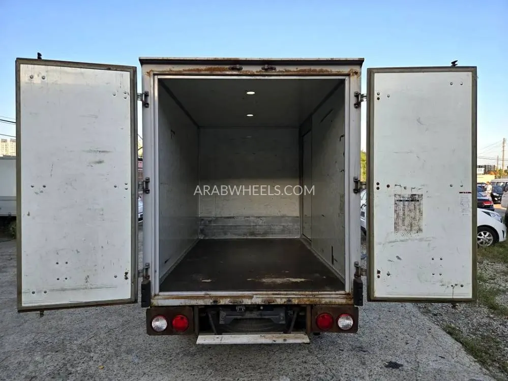 Kia Bongo 2017 for Sale in Sharjah Image-8