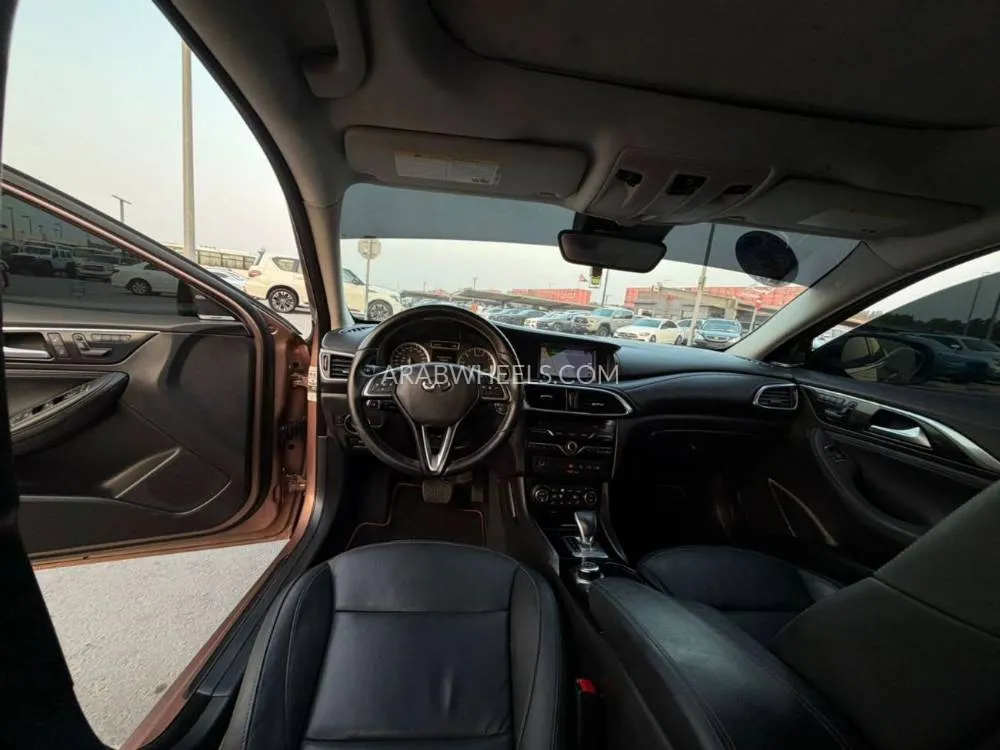 Infiniti Q30 2018 for Sale in Sharjah Image-10