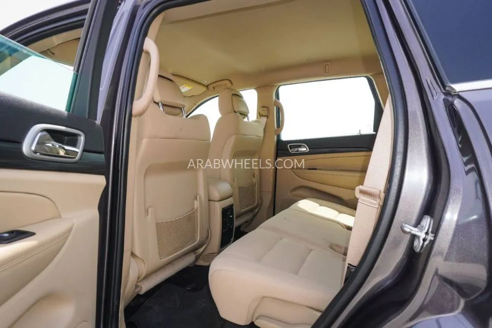 Jeep Cherokee 2021 for Sale in Dubai Image-11
