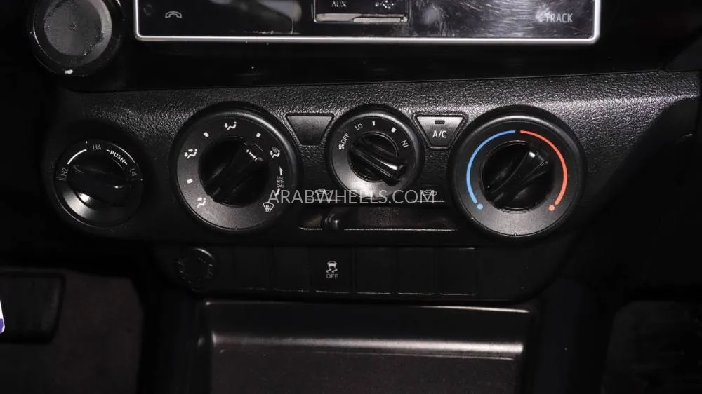 Toyota Hilux 2017 for Sale in Dubai Image-8