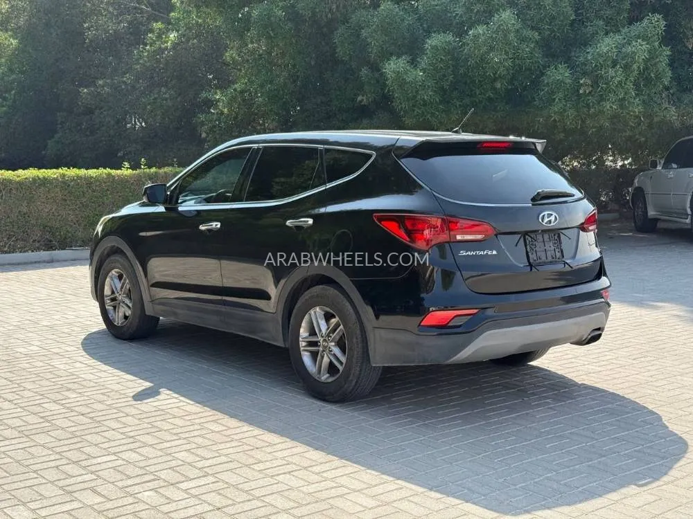 Hyundai Grand Santa Fe 2018 for Sale in Sharjah Image-3