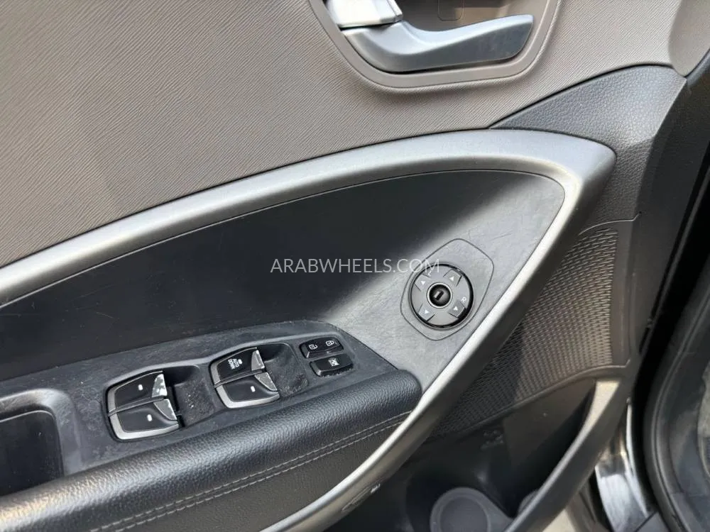 Hyundai Grand Santa Fe 2018 for Sale in Sharjah Image-14