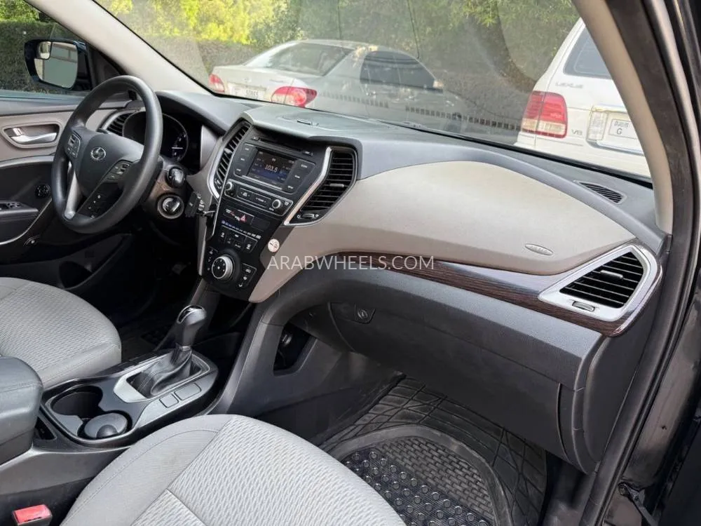 Hyundai Grand Santa Fe 2018 for Sale in Sharjah Image-18