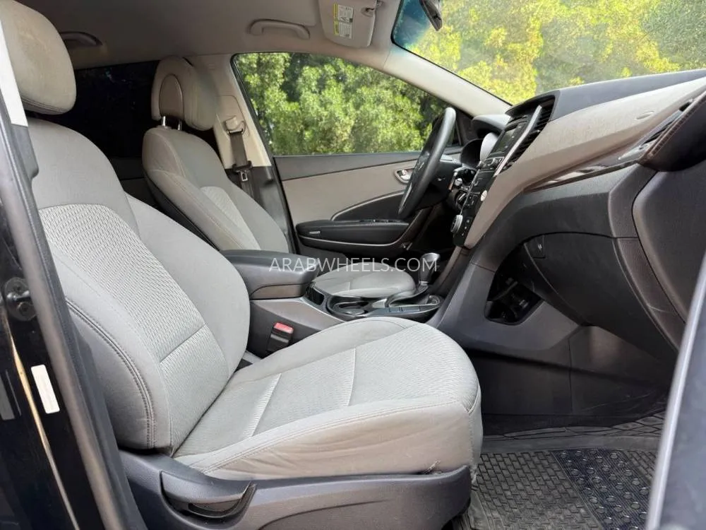Hyundai Grand Santa Fe 2018 for Sale in Sharjah Image-19