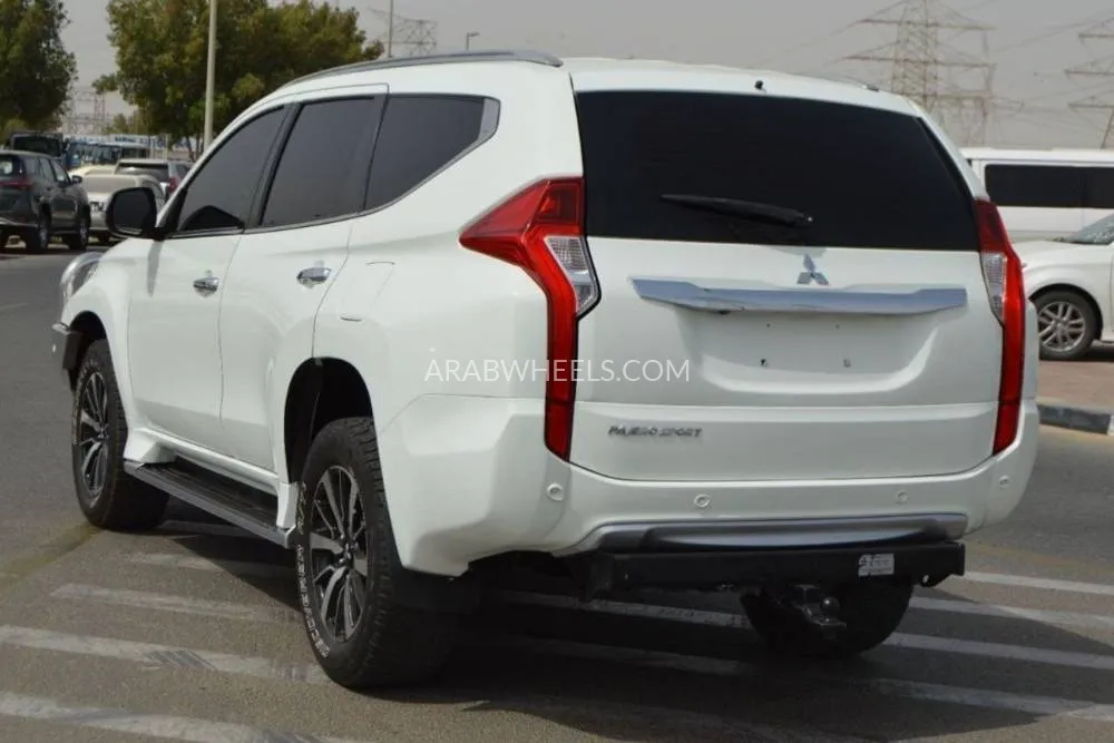 Mitsubishi Pajero 2018 for Sale in Dubai Image-7