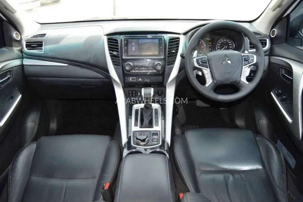 Mitsubishi Pajero 2018 for Sale in Dubai Image-11