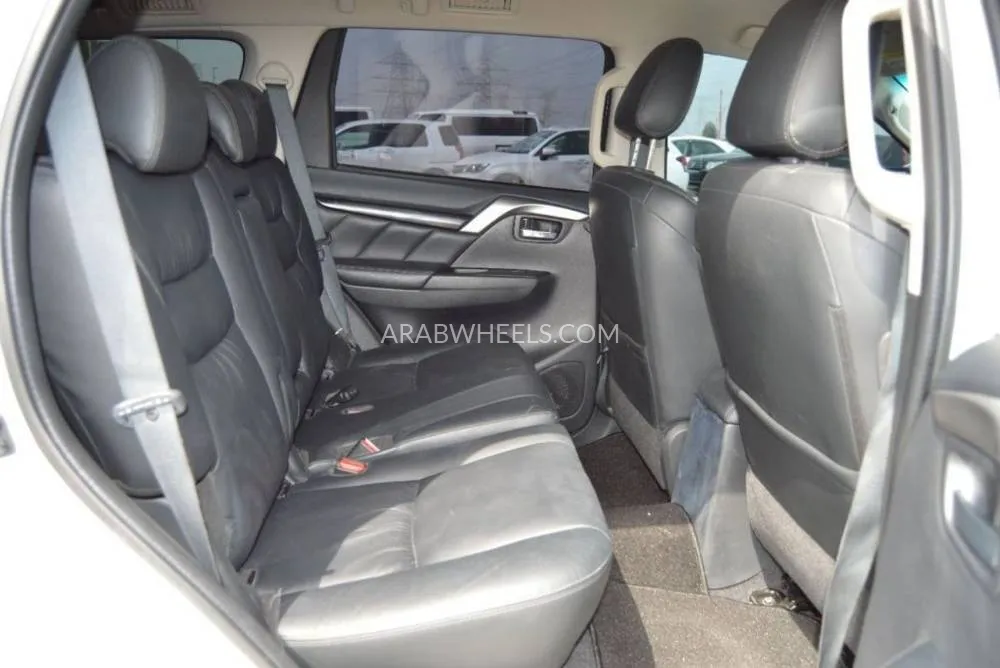 Mitsubishi Pajero 2018 for Sale in Dubai Image-15