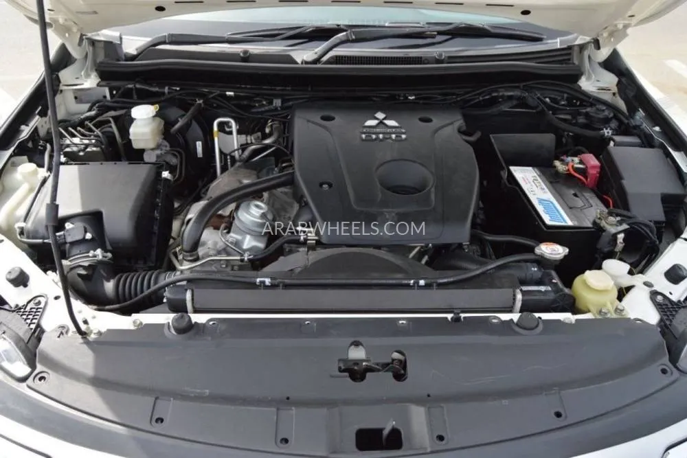 Mitsubishi Pajero 2018 for Sale in Dubai Image-17