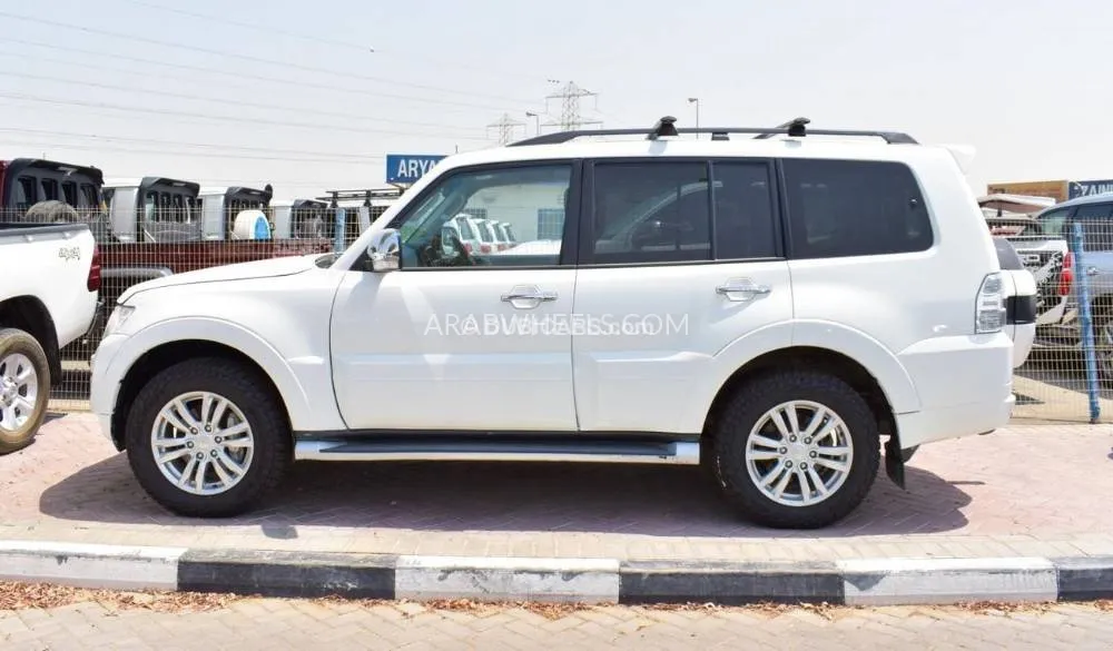 Mitsubishi Pajero 2021 for Sale in Dubai Image-4