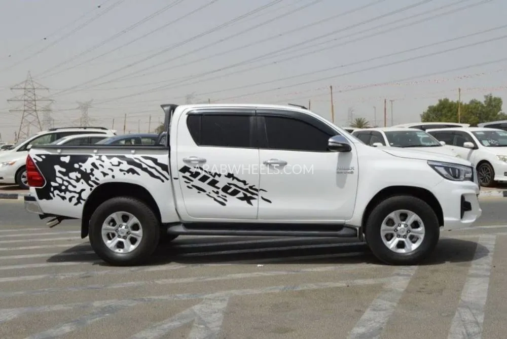 Toyota Hilux 2017 for Sale in Dubai Image-5