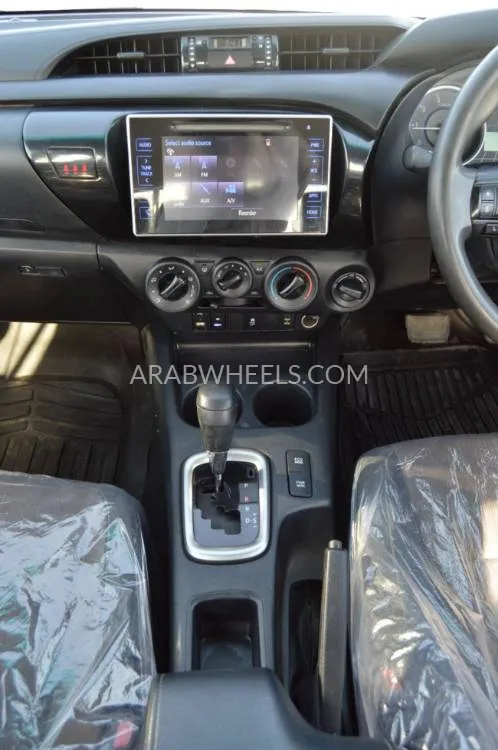 Toyota Hilux 2017 for Sale in Dubai Image-11
