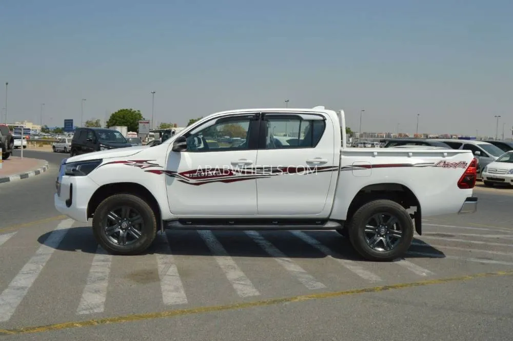 Toyota Hilux 2023 for Sale in Dubai Image-4